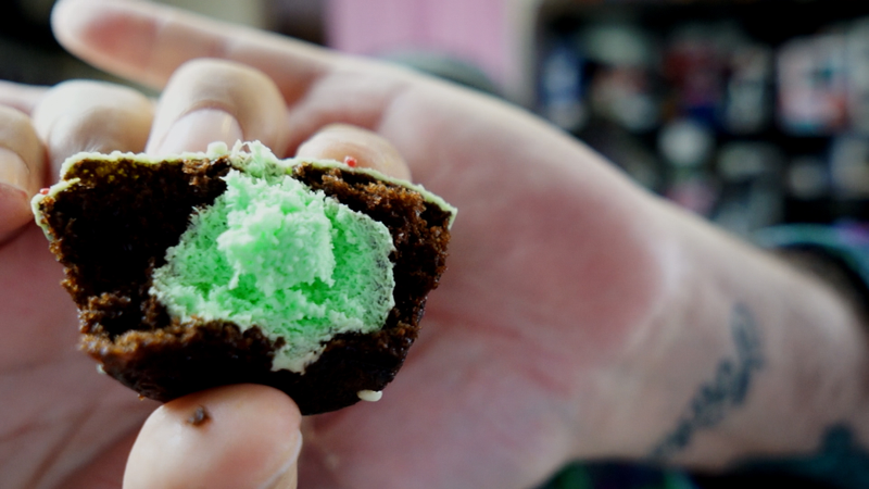 Illustration for article titled Snacktaku Versus The Hostess Holiday Mint Snack Cakes